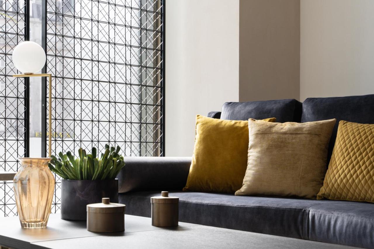 فندق Eurostars Aliados بورتو المظهر الخارجي الصورة A sofa with cushions